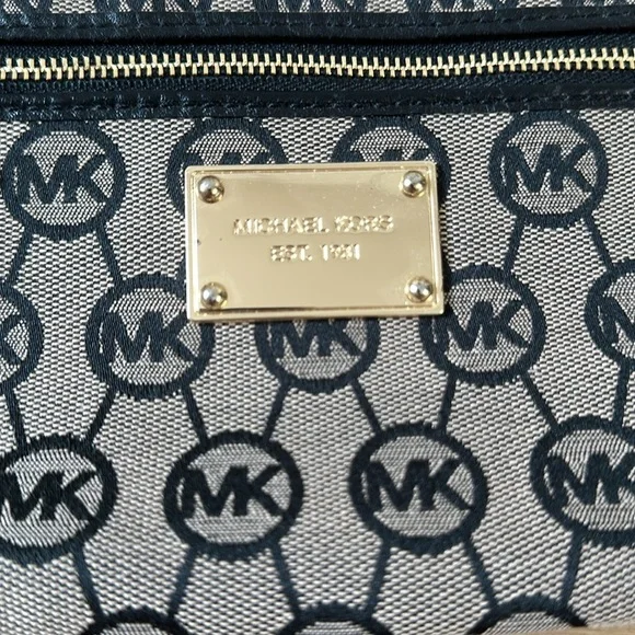 Michael kors wristlet - Picture 4 of 9